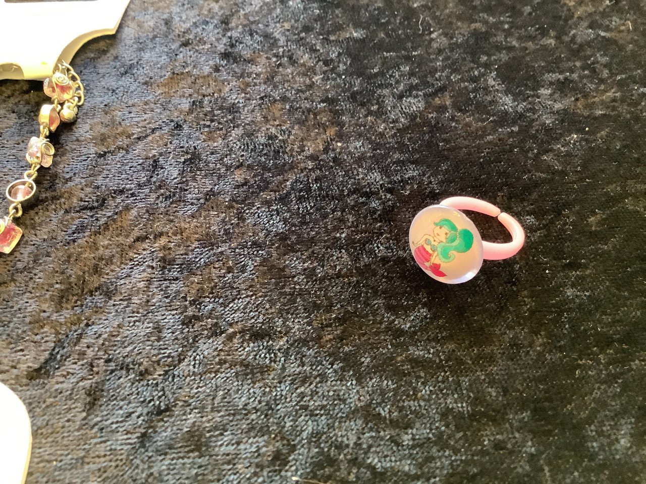 Partij kinder enkelbandjes en kinder ringen. ( partij 139)