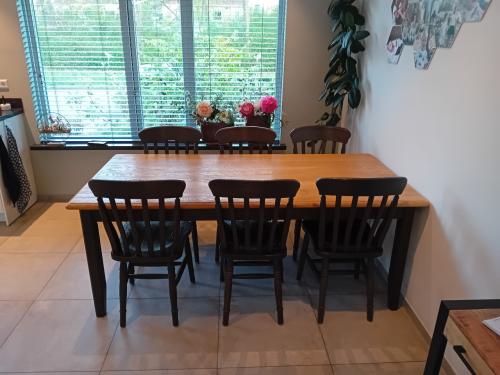 Tafel en stoelen