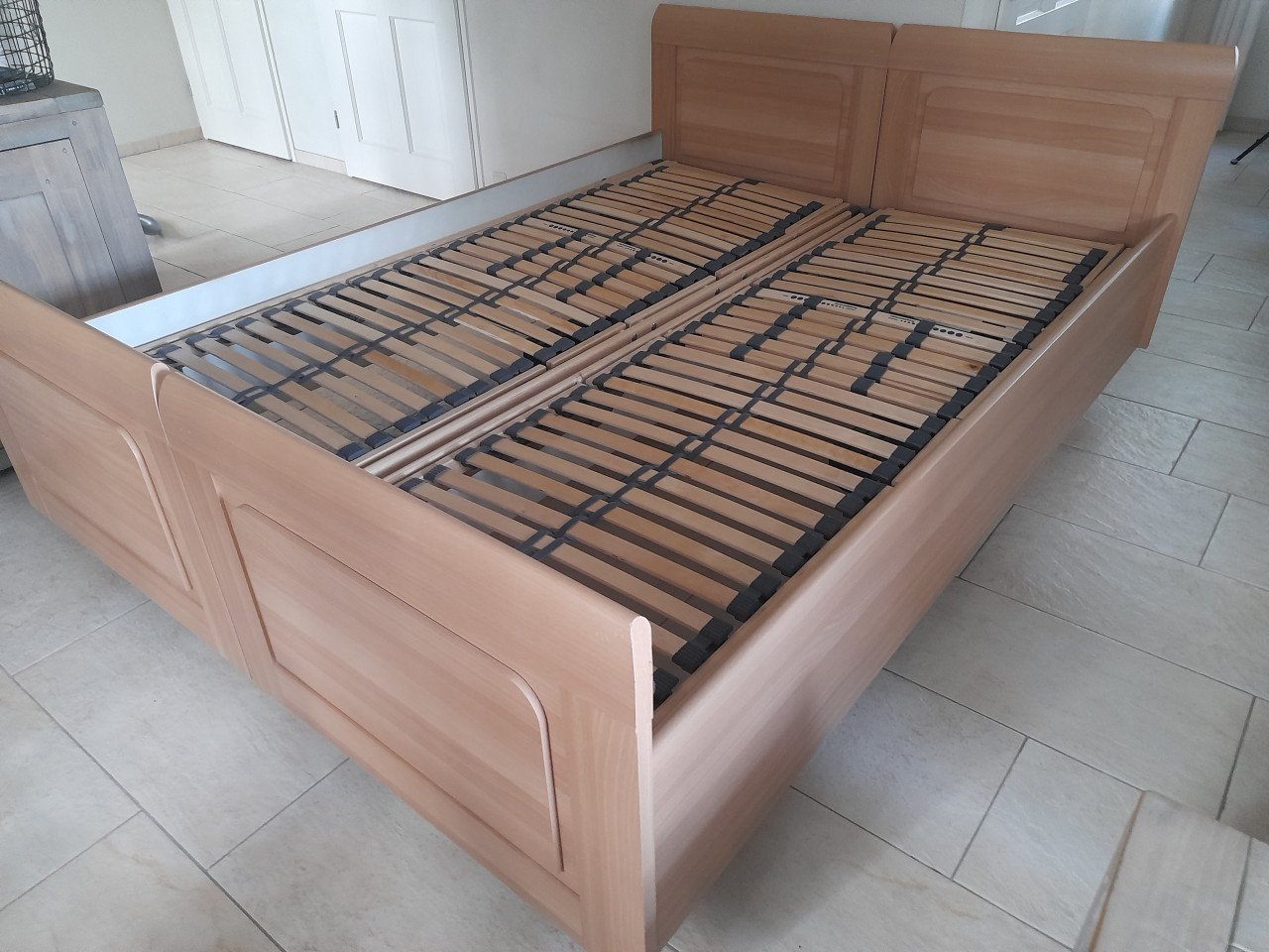 Elektrisch verstelbaar 2 persoons bed (verrijdbaar) in goede nette staat)