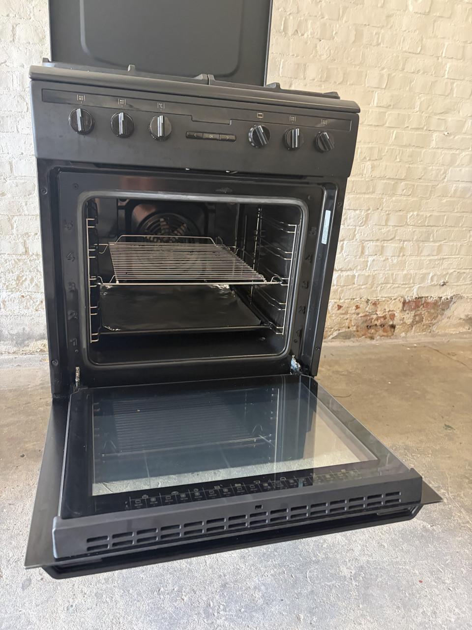 Zwart gasstel / oven 1 jaar oud