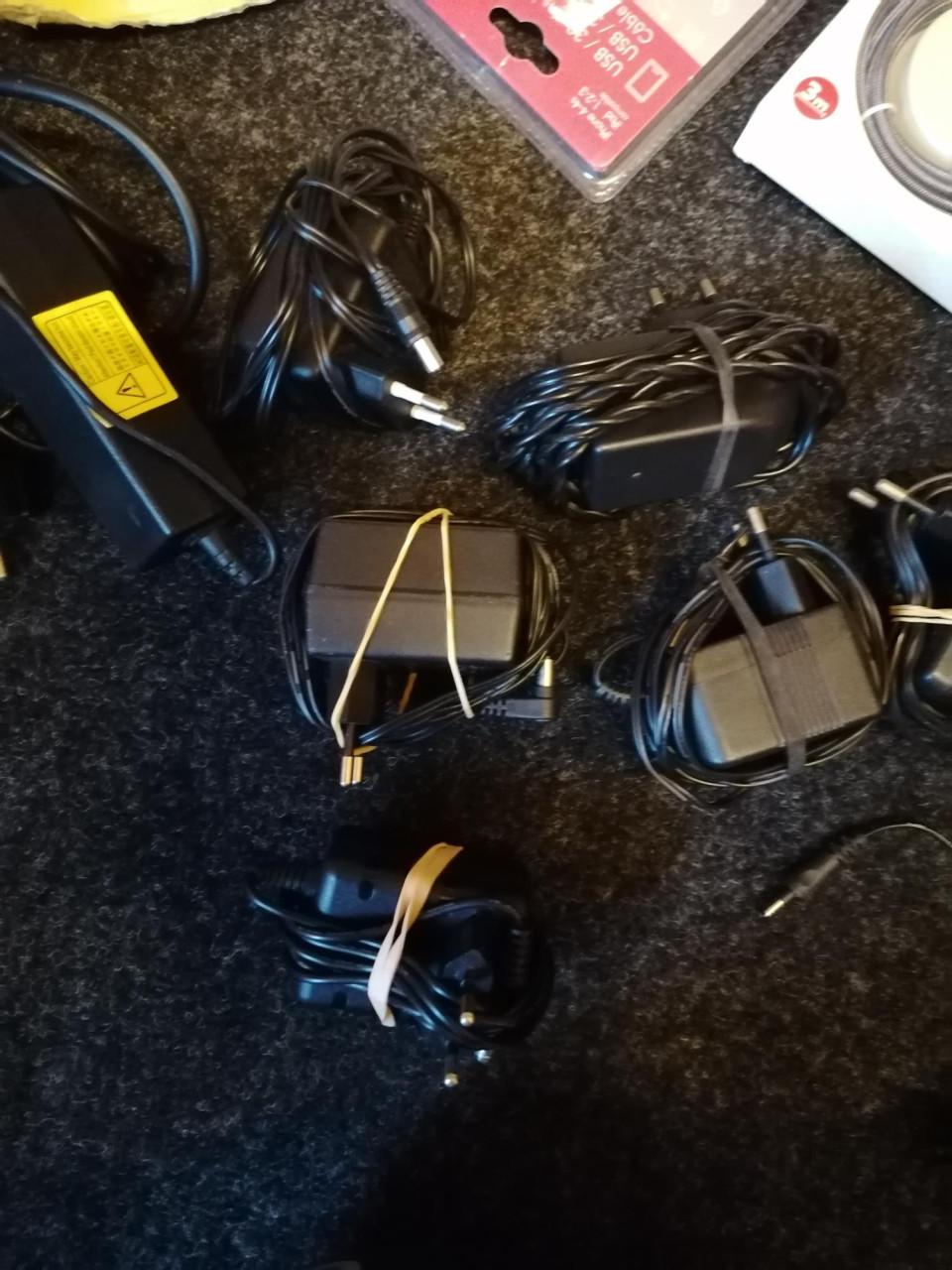 Doos met adapters en vele andere items