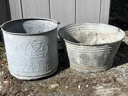 2 metalen emmers Zeelandia Zierikzee