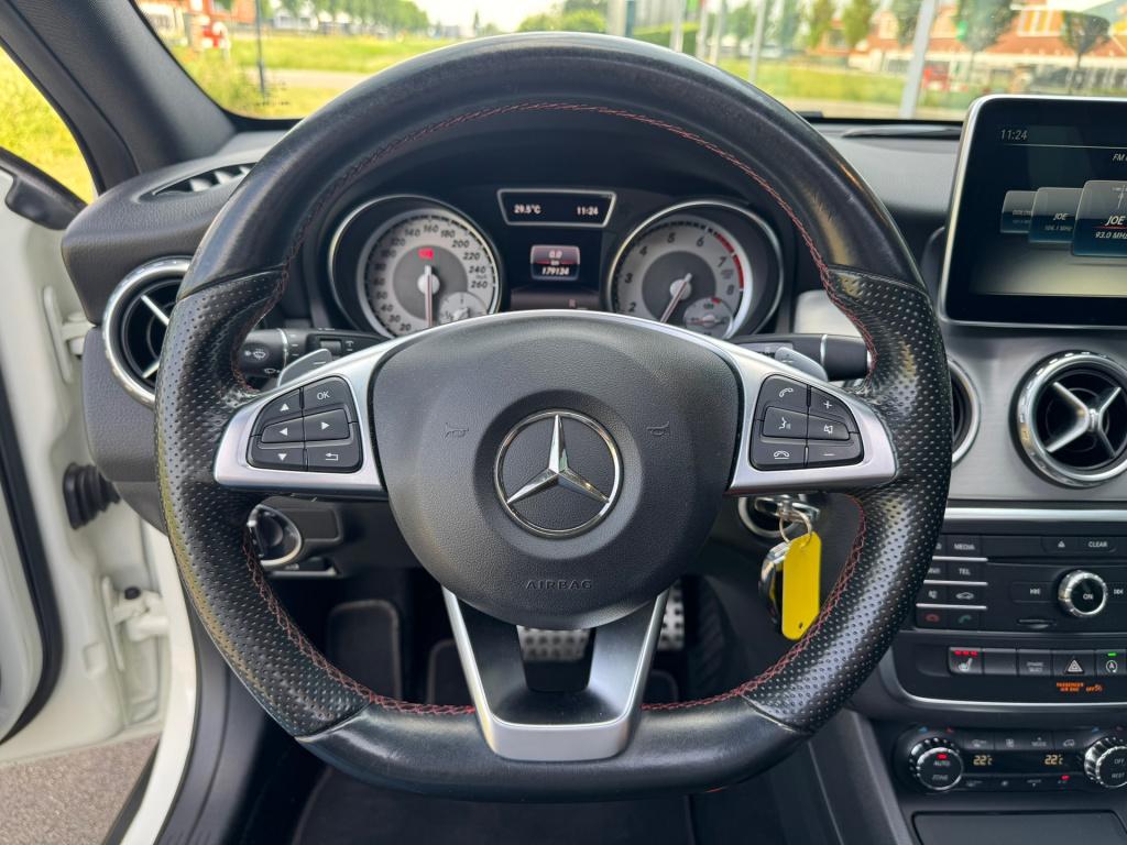 Mercedes-Benz Gla-klasse 180 ambition amg night-pakket automaat , panoramas
