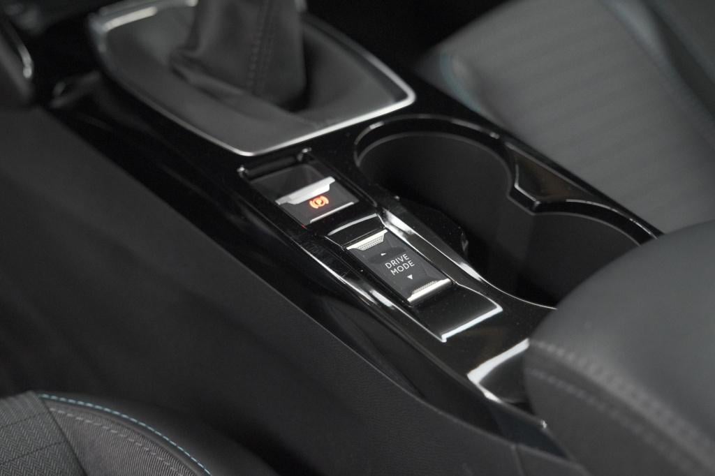 Peugeot 2008 puretech 130 pk allure pack | trekhaak | camera | adaptieve cr