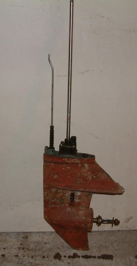 Staart stuk met nieuwe waterpomp er   langstaart yamaha  6 -8 pk