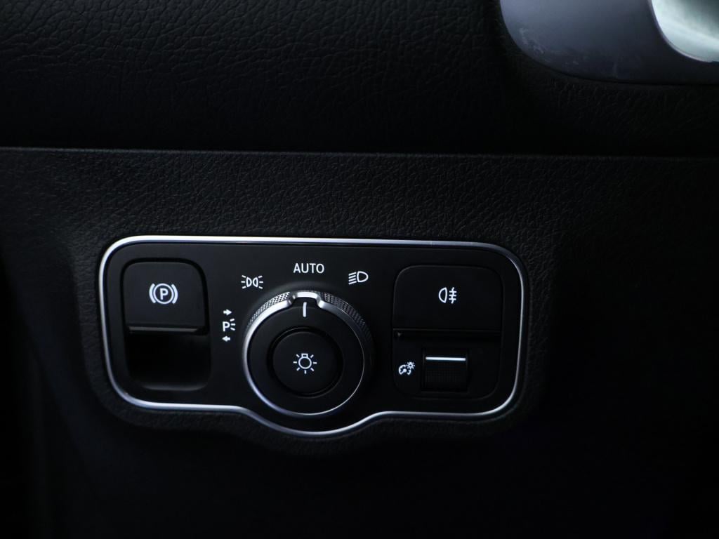 Mercedes-Benz Glb 200 amg line | panoramadak | trekhaak | cruise control | 