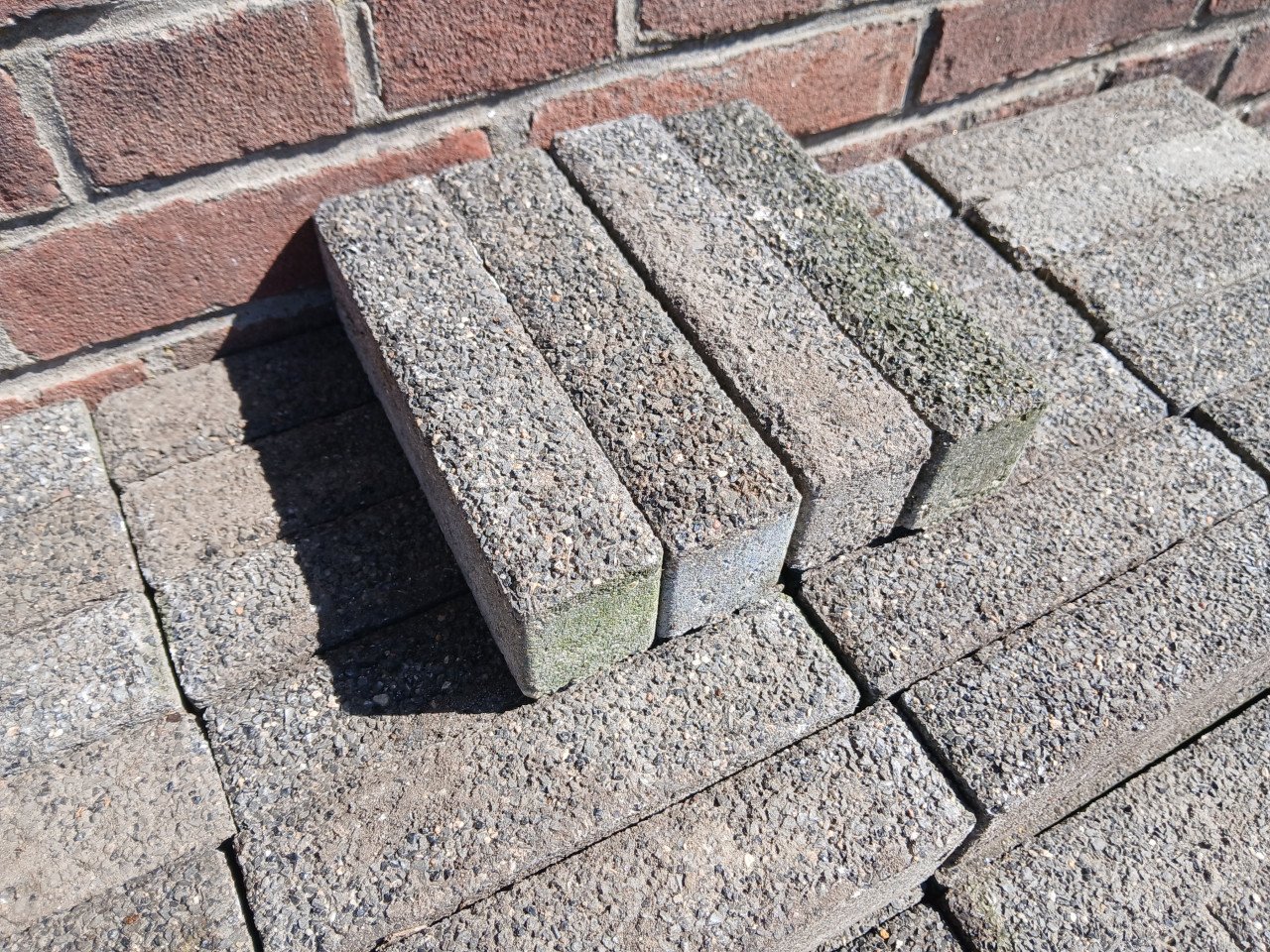 GRATIS: tuintegels 15x15 cm en 20x5 cm