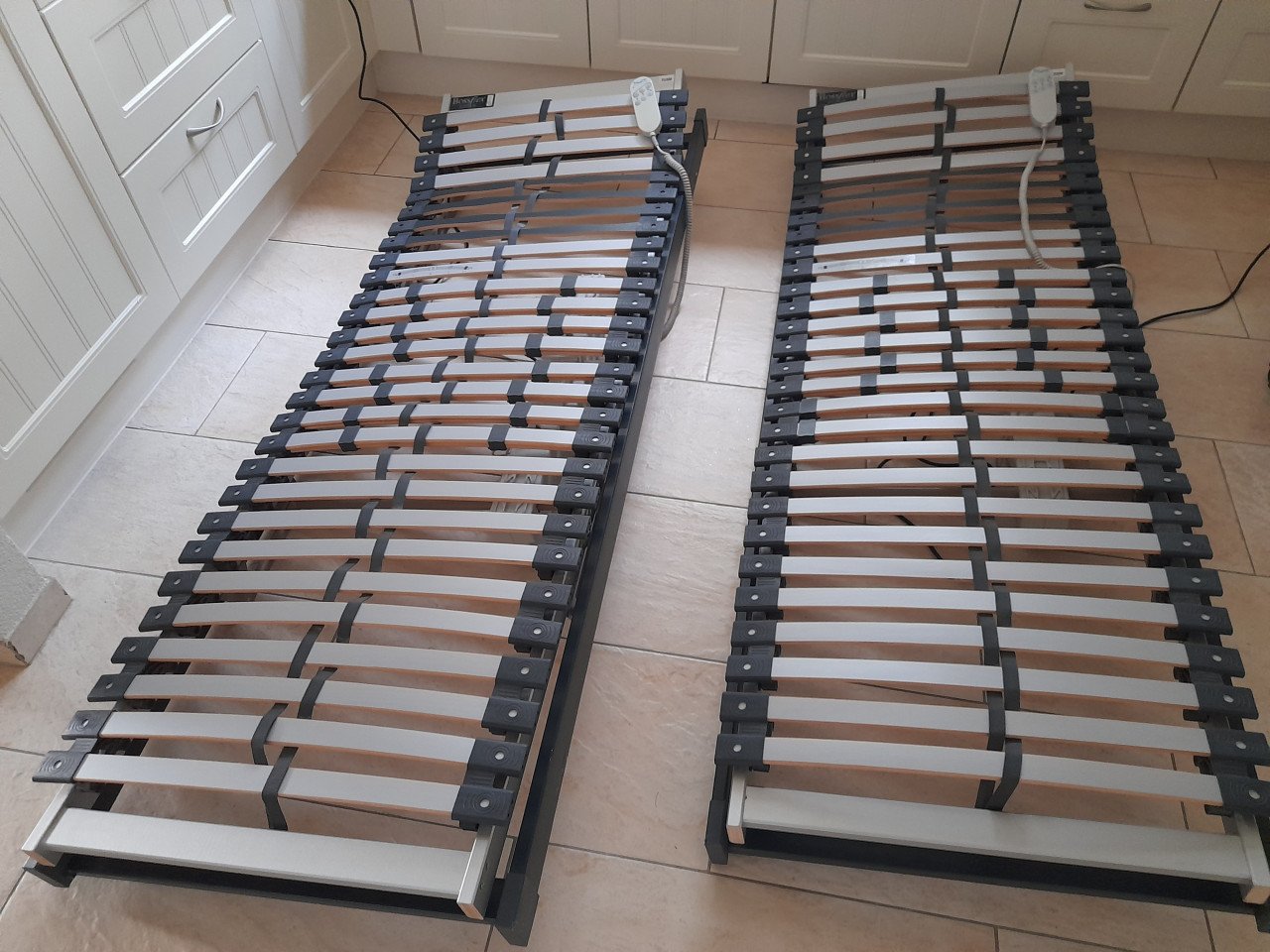 2 x Bossflex elektrisch verstelbare lattenbodems 70 x 200 (in goede staat)