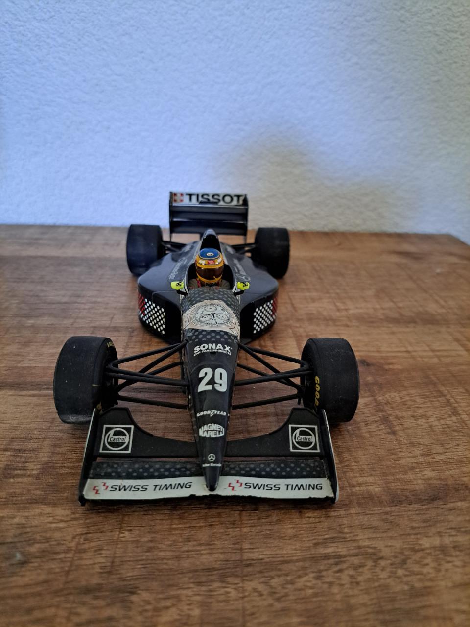 Schaalmodel van een Sauber Mercedes C13 uit 1994,