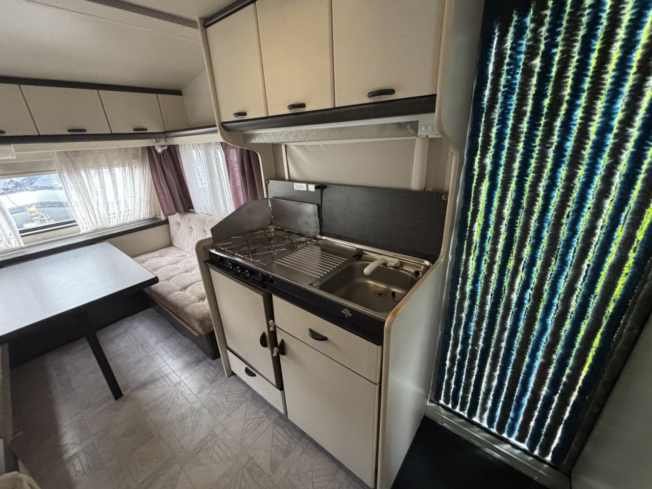 Caravan Hobby Classic met voortent, uitbouw en luifel