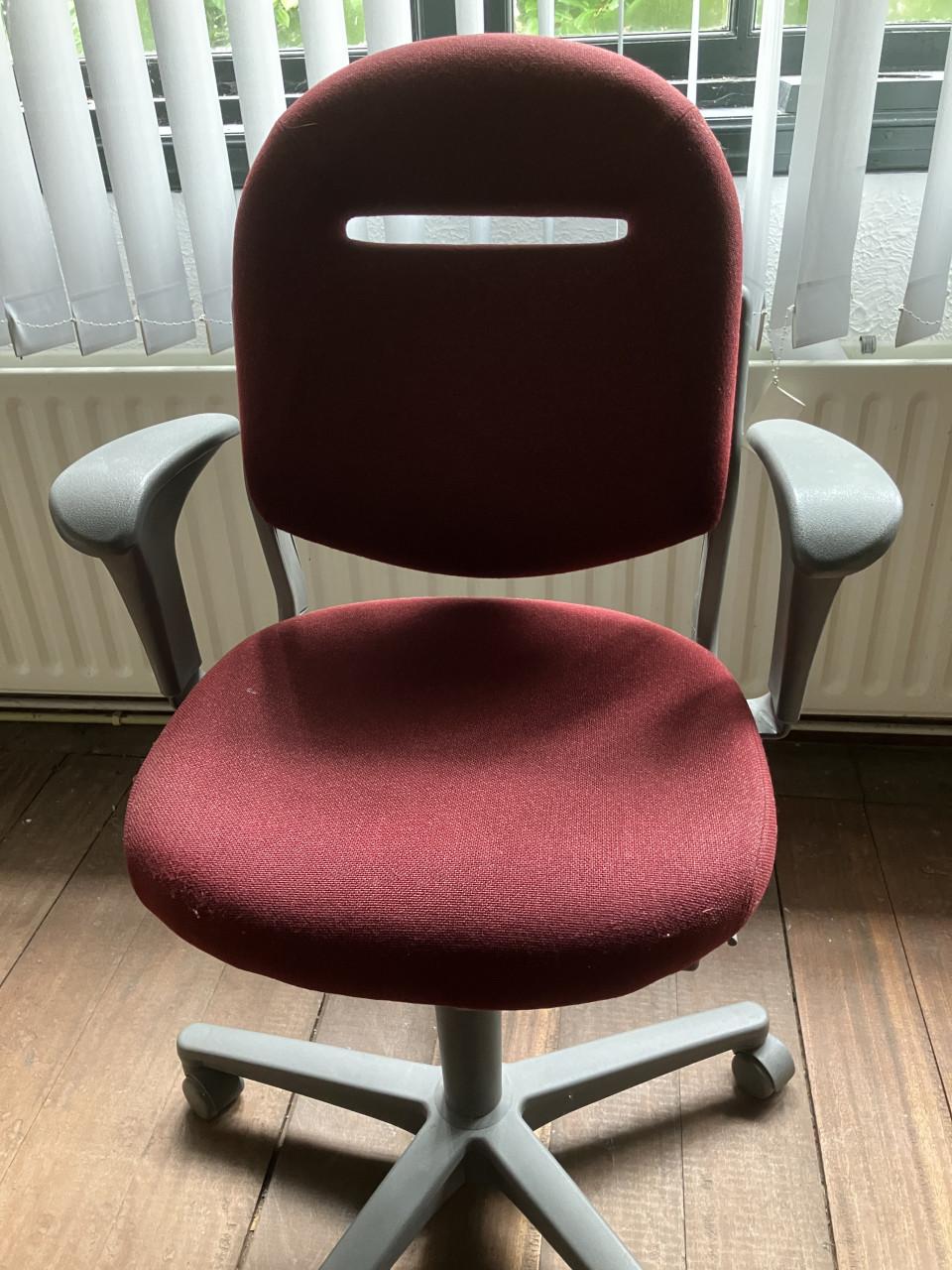 Twee bureaustoelen bordeauxrood
