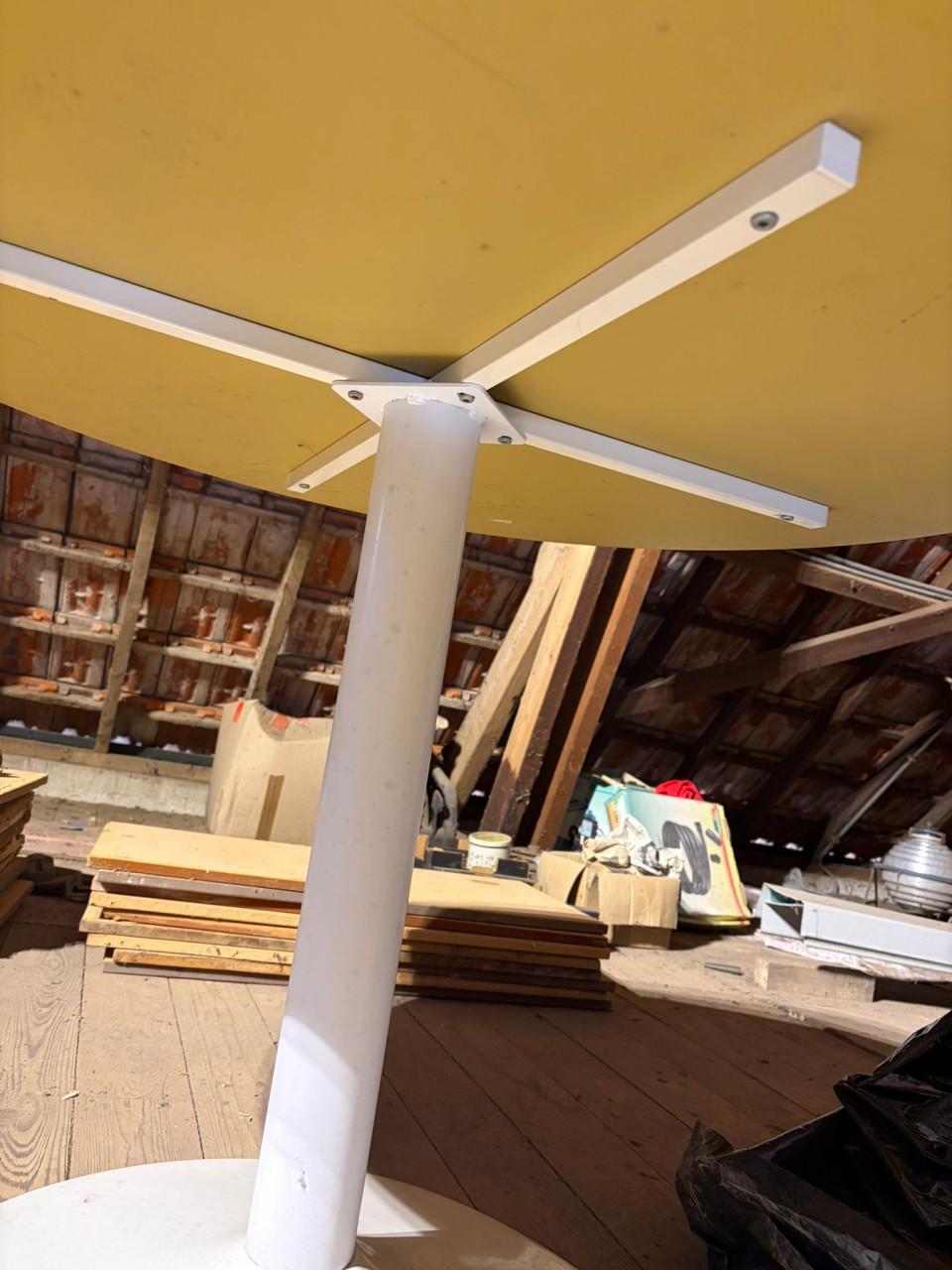 Mooie ronde eettafel