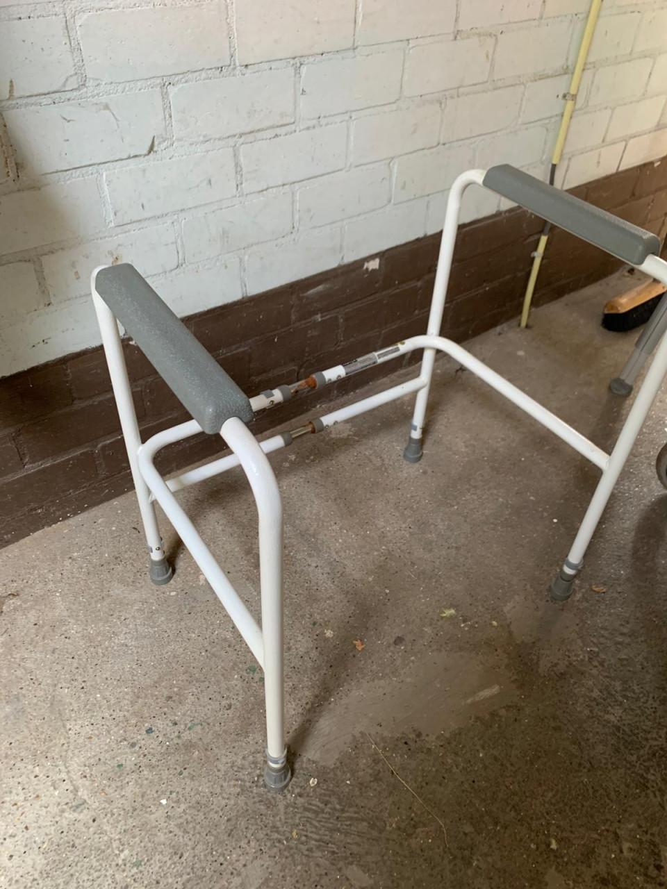 Opstahulp voor toilet