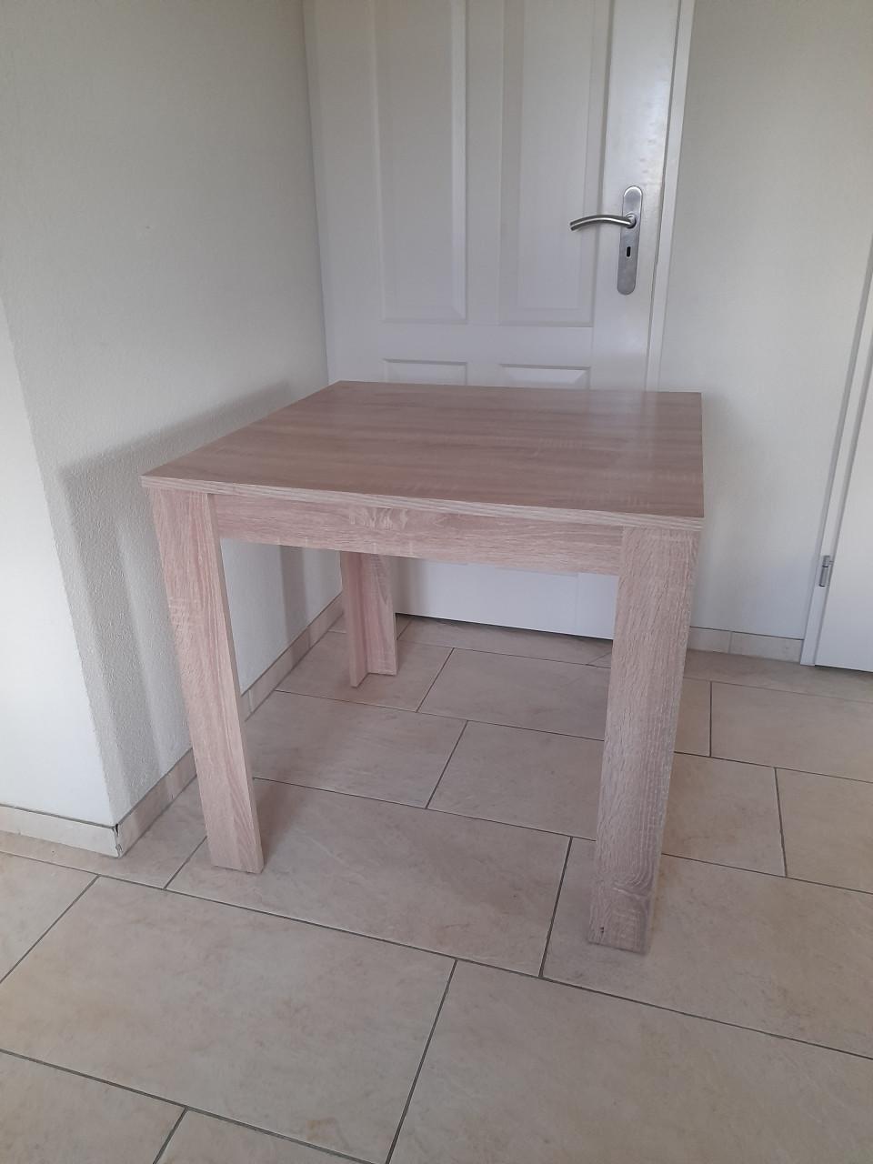 Nette tafel 80 x 80  x 75 H (z.g.a.n.)