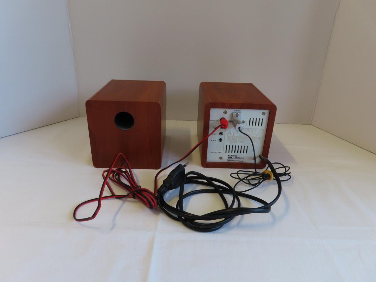 Radio met aparte geluidsbox Merk: Nikkei NRB10HT €.25,00