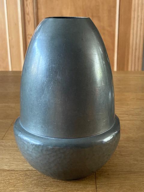 Vaas en schaaltje van gehamerd zilvertin