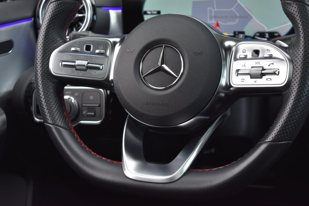 Mercedes-Benz A-Klasse 180 amg night | sfeerverlichting | panoramadak | app
