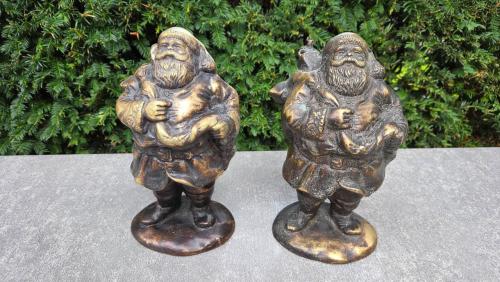 Prachtige set van 2 Vintage Bronzen Kerstman beelden