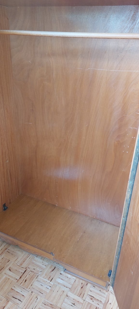 Degelijke houten kledingkast