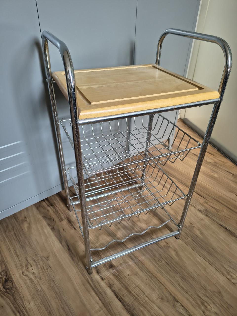 Mooie metalen keuken trolley met houten blad! Wijnrek, rek.
