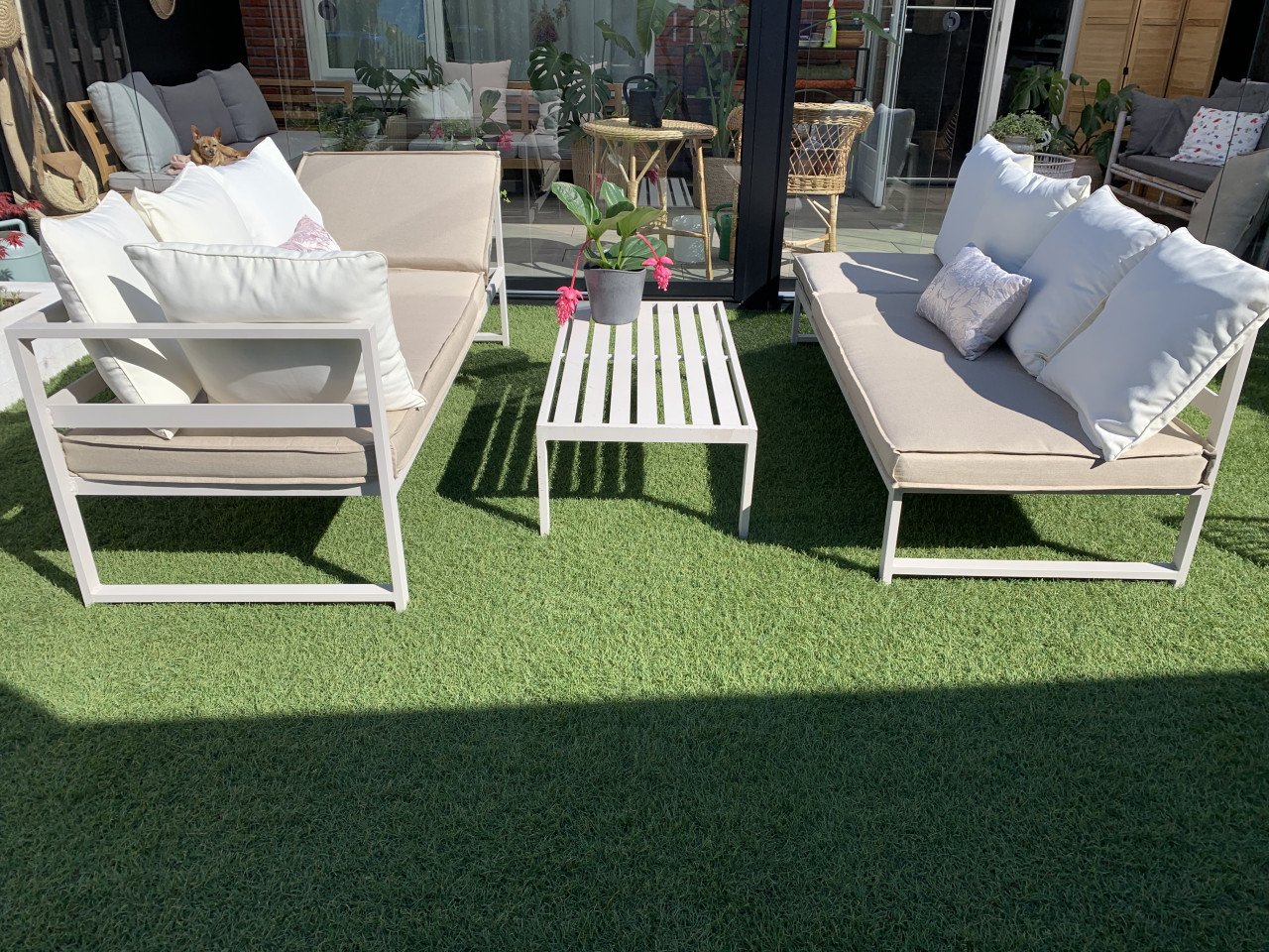 Aluminium licht grijze loungeset, met kussens en tafel en liggedeelte.