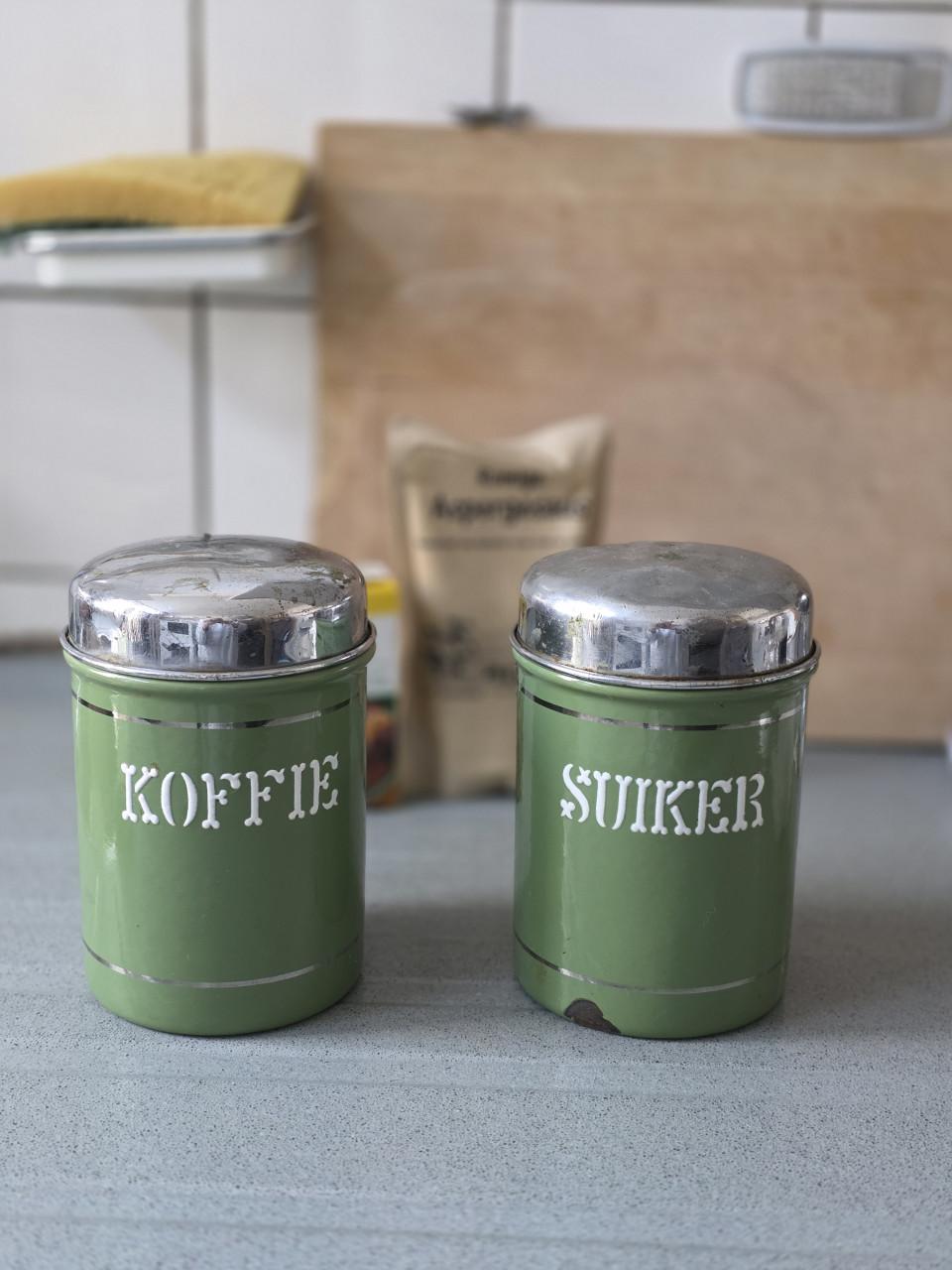 Ouderwetse emaille voorraad potten