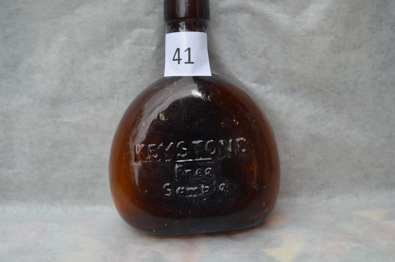 Keystone Burgundy oude decoratieve Austr. wijnflessen 19e eeuws