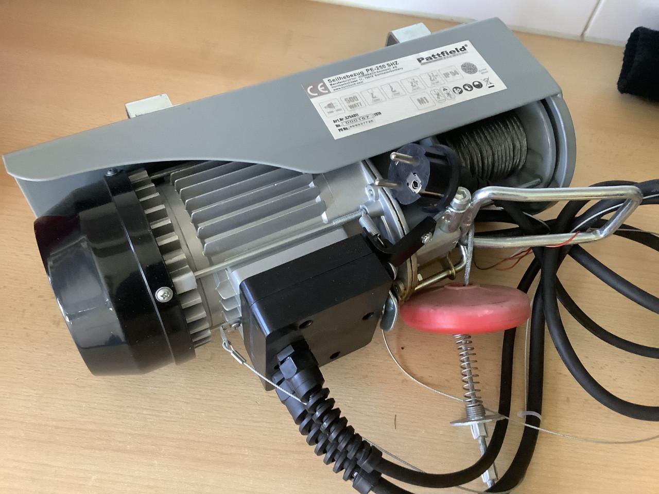 Te koop : een zo goed als nieuwe Pattfield PE-250 SHZ elektrische lier