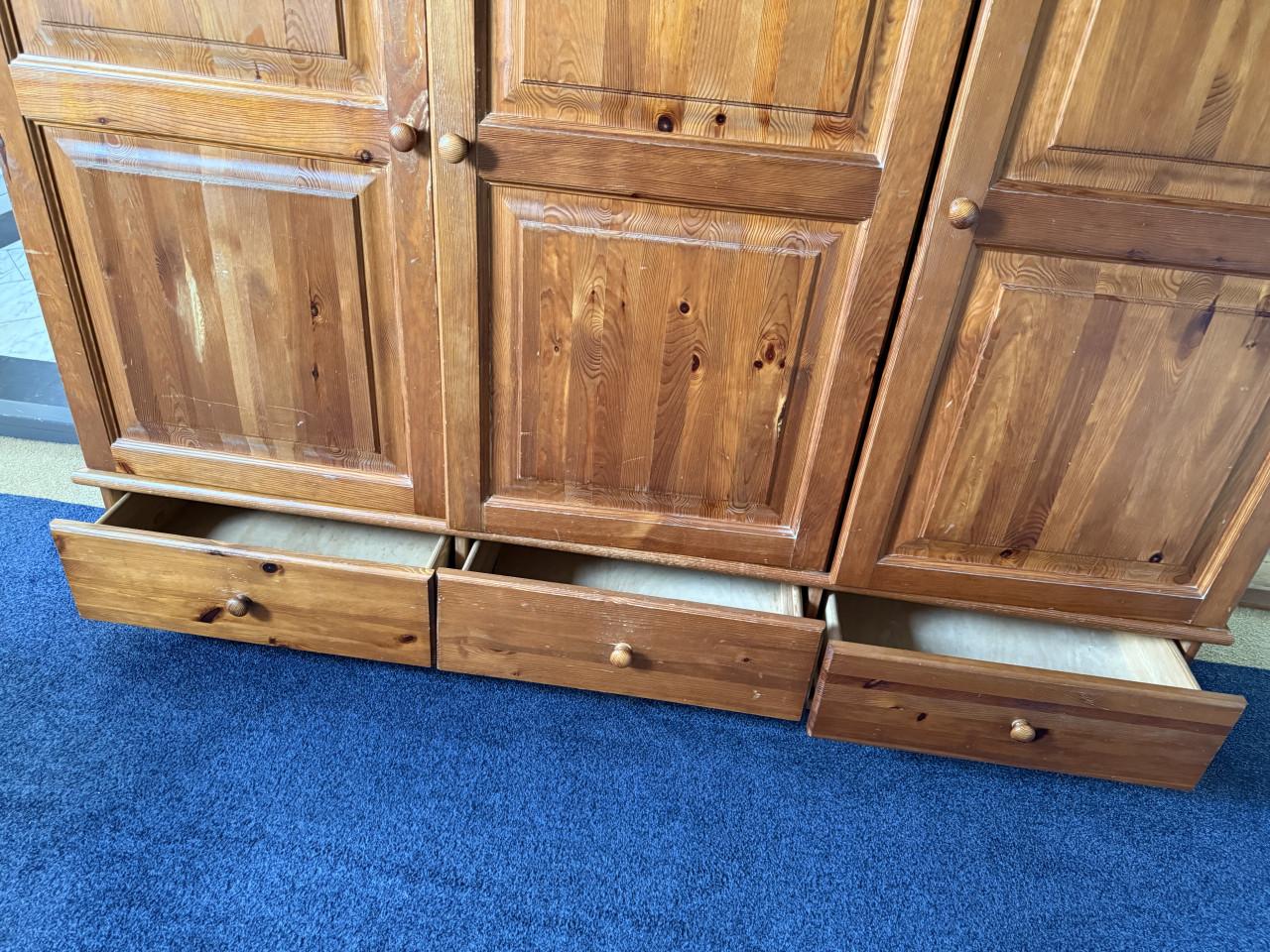 Houten kledingkast met hang en leg planken