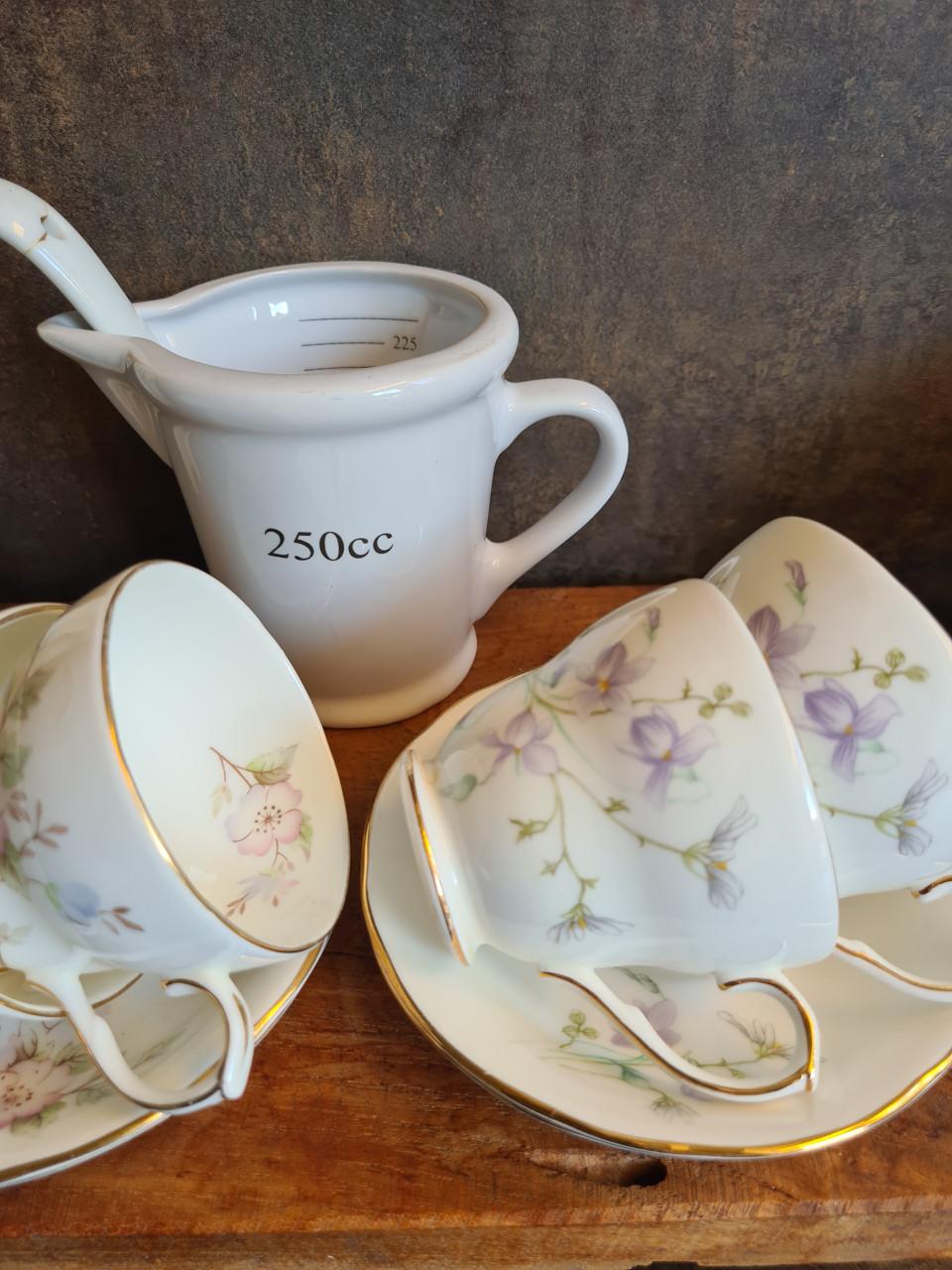 Vintage theekopje uit de "Sweet Violets"-serie van Winchester Bone China