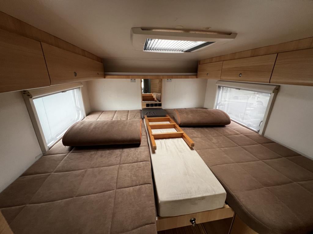 Weinsberg Onbekend r49 x250/2 | camera | groot bed | radio | luifel