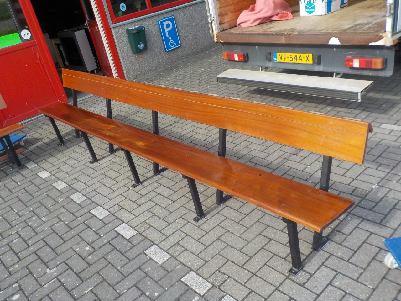 Kerkbanken in goede staat breed 395 cm per stuk 195 euro