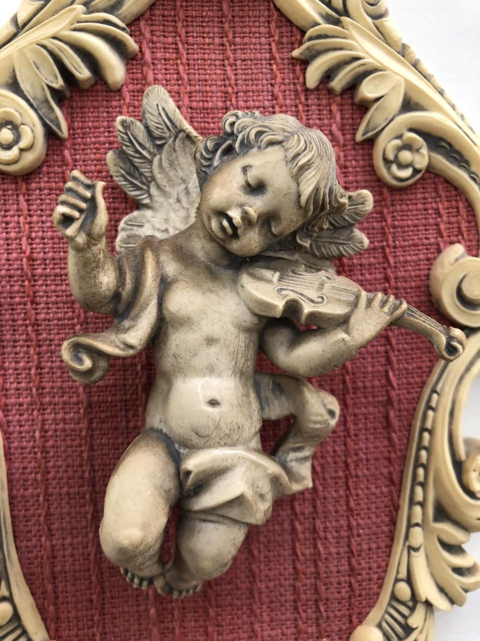 Mooie brocante kunststof barok lijstje/hanger met engel figuurtje