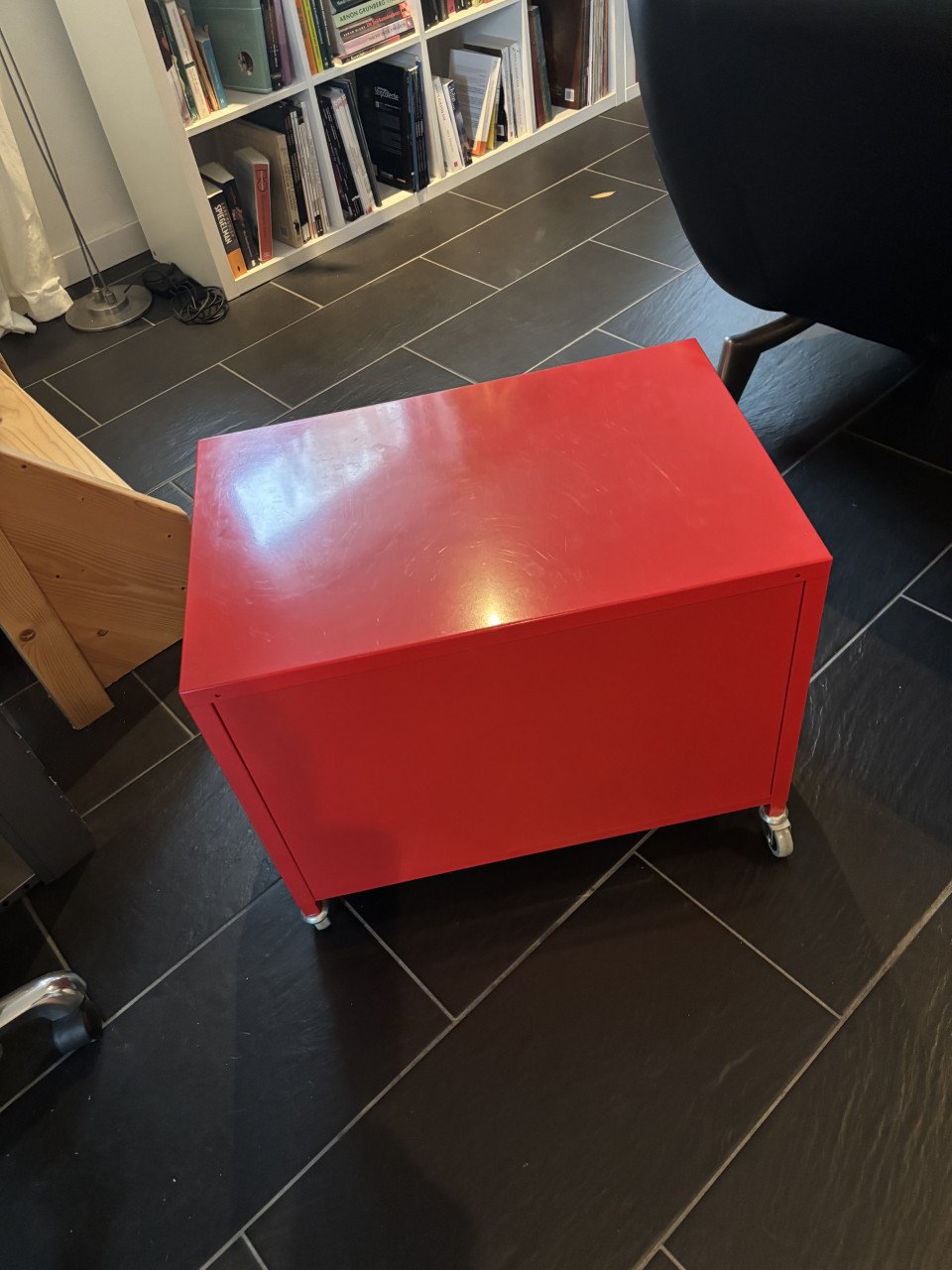 Rood metalen kastje