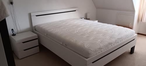 COMPLETE SLAAPKAMER (incl. nachtkastjes, matras, latten bodem, kledingkast)