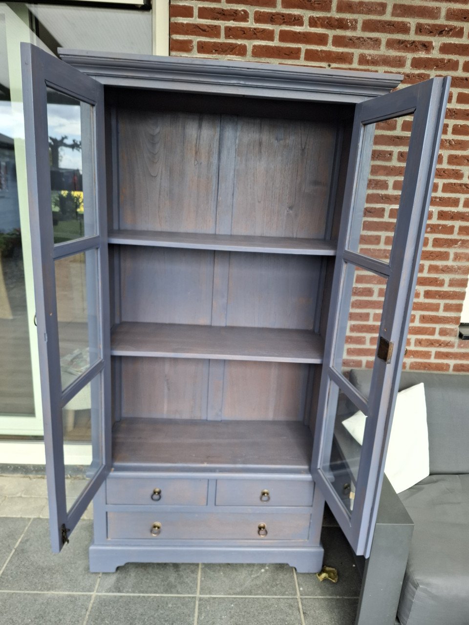 Blauw/grijze vitrine kast