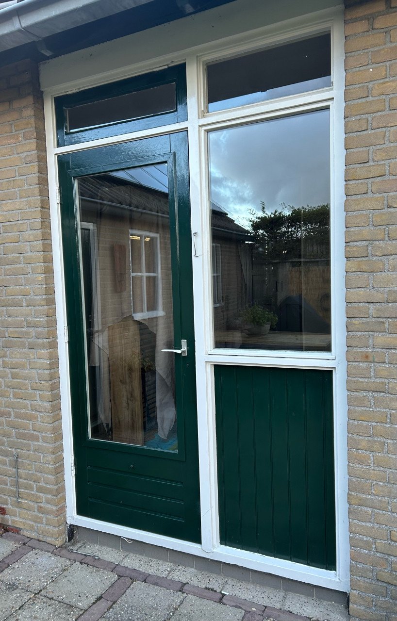 Twee hardhouten deuren met dubbelglas – kleur RAL 6009 dennegroen