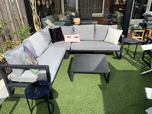 Loungset zwart Alminium met grijze kussens, en 3 tafels