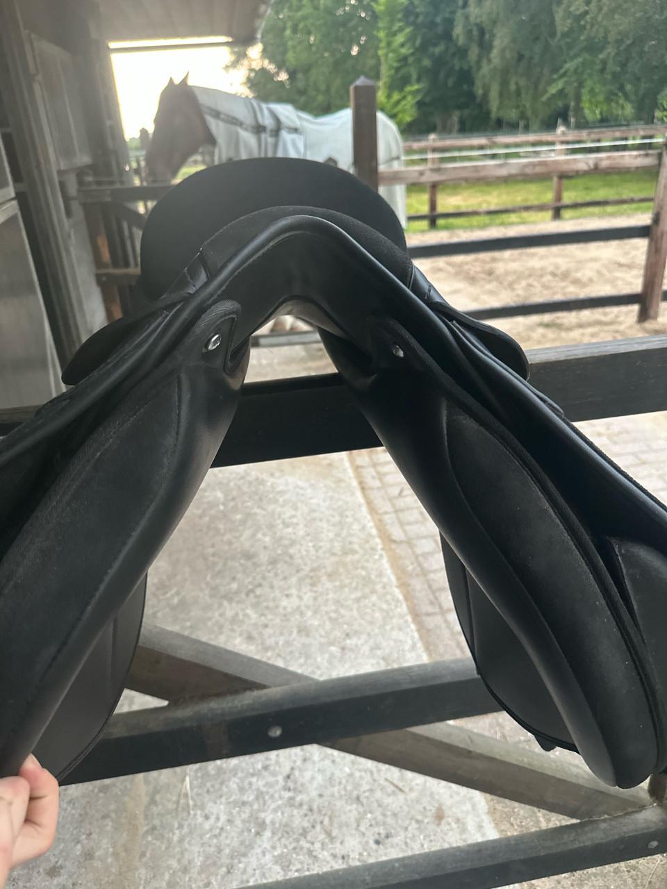 Thorowgood Veelzijdigheidszadel 17,5 inch.