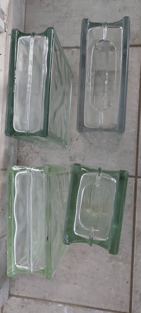 Decoratie twee glazen vazen en twee glazen blokken