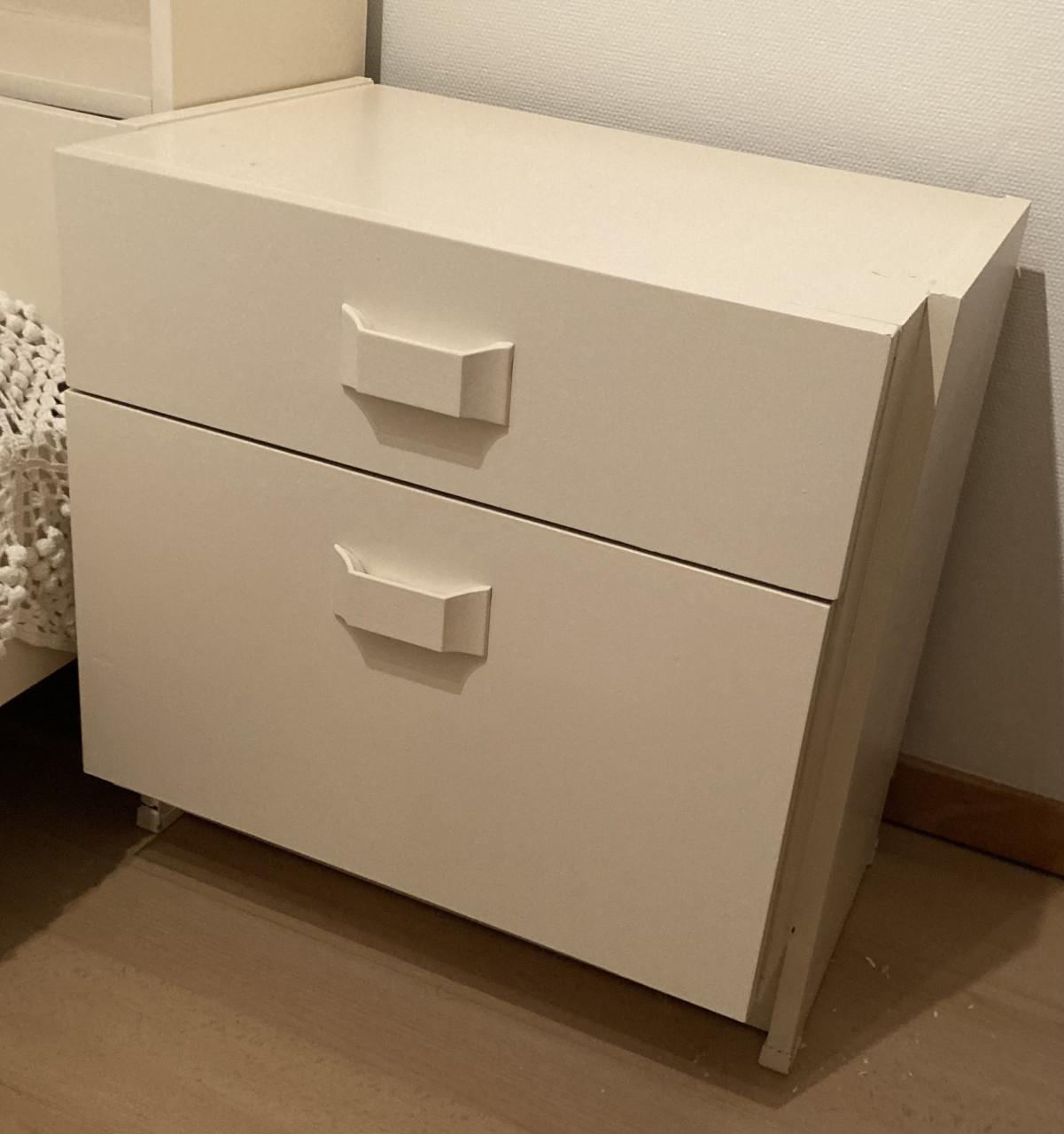 Kinderbed 1.90m + nachtkastje + matras