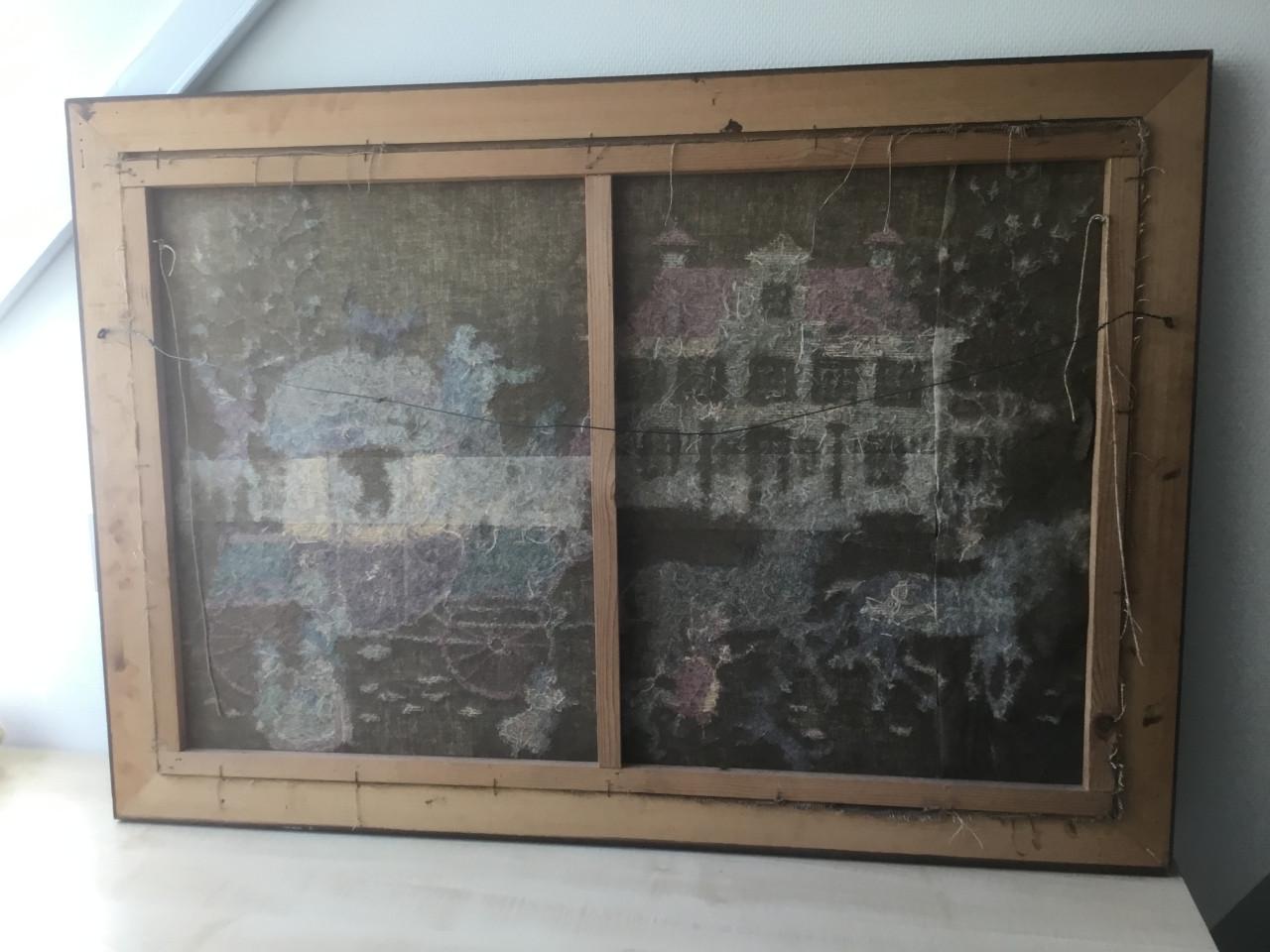 Groot borduurwerk met fraaie houten lijst