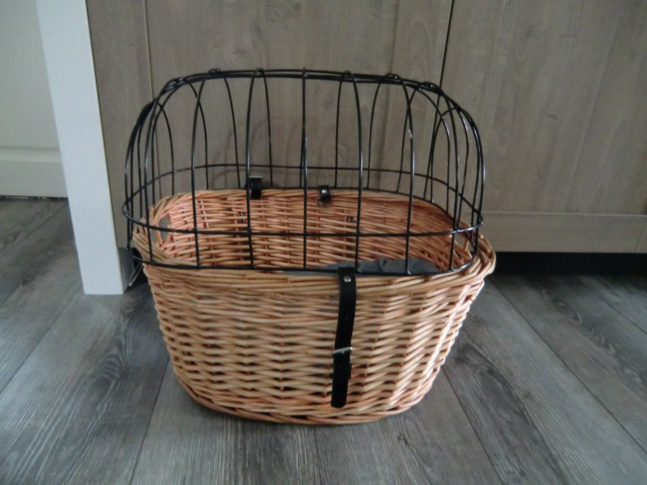 Hondenfietsmand met korf voorop