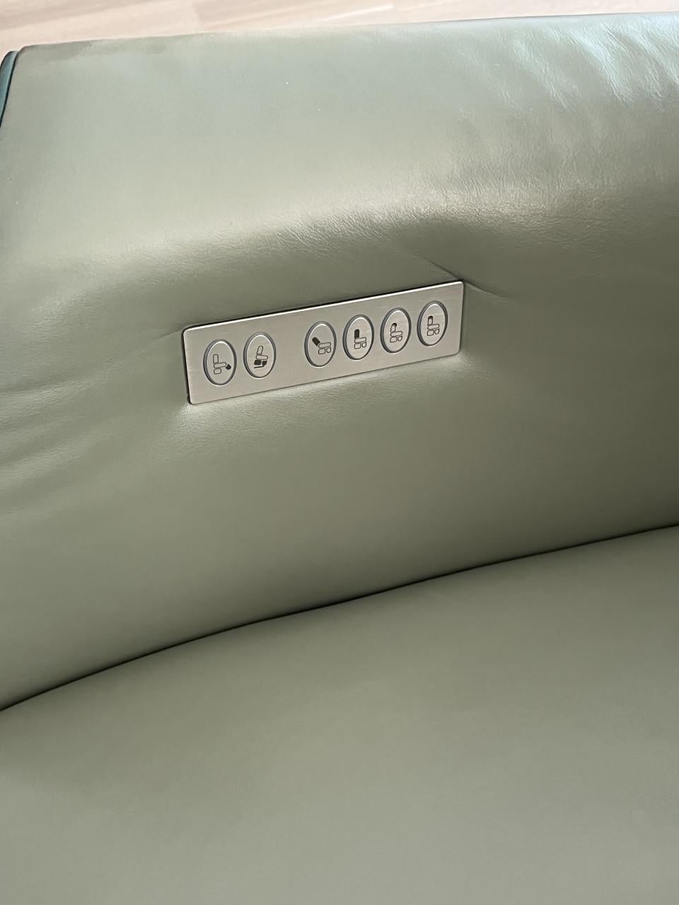 Te koop: twee leren Prominent Relax en Sta-op stoelen Wilson