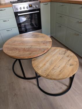 Twee houten salontafels met zwarte details
