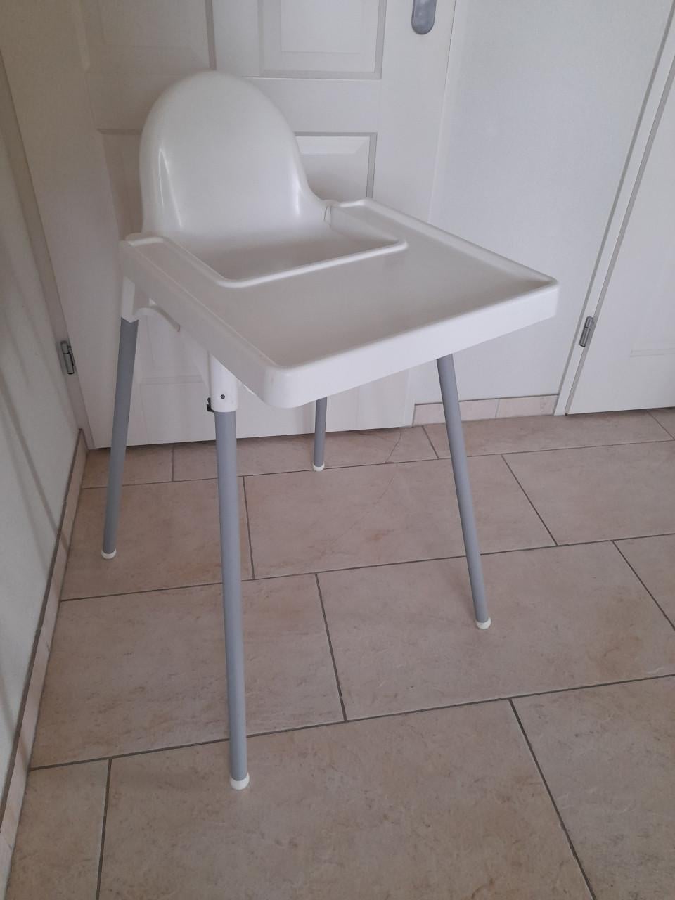 Kinderstoel wit met afneembaar blad en veiligheids riempje(in goede staat)