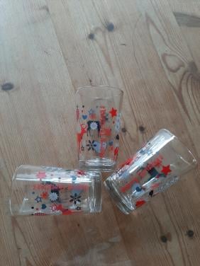 3 KERST WATERGLAZEN & 2 KERST PORSELEINEN MOKKEN