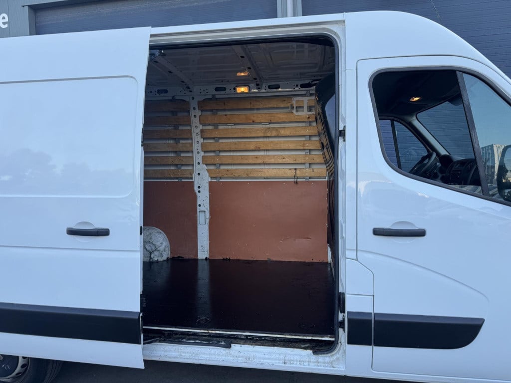Renault Master t35 2.3 dci l2h2 laadklep / airco / cruise controle / n.a.p 