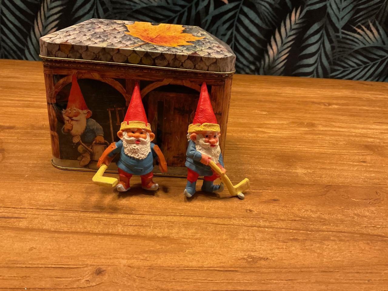 55 David de kabouter en Lisa  poppetjes  Poortvliet en blikken trommeltje