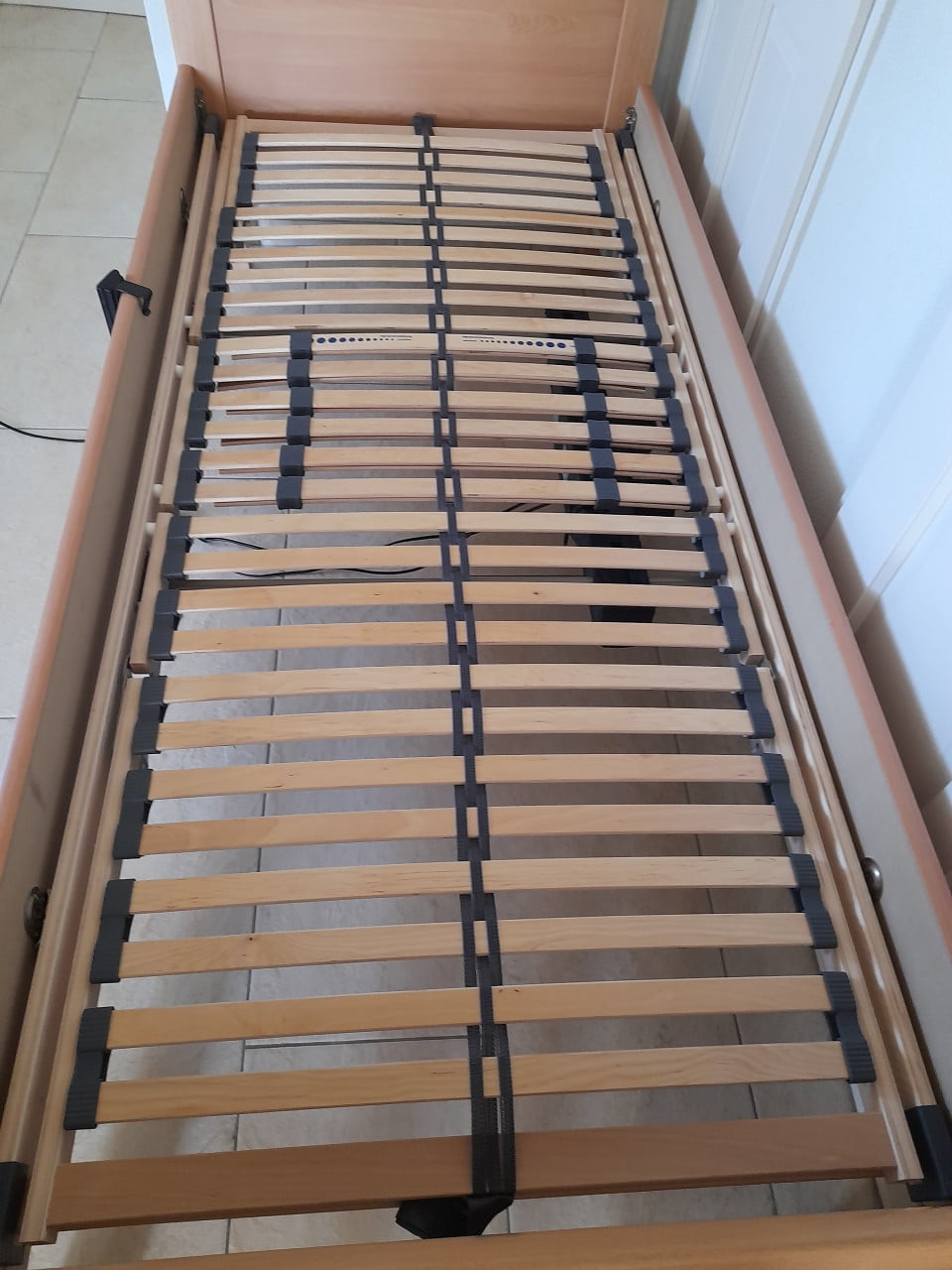 1 Persoons Senioren bed 90 x 200 met elektrisch verstelbare bodem (z.g.a.n.